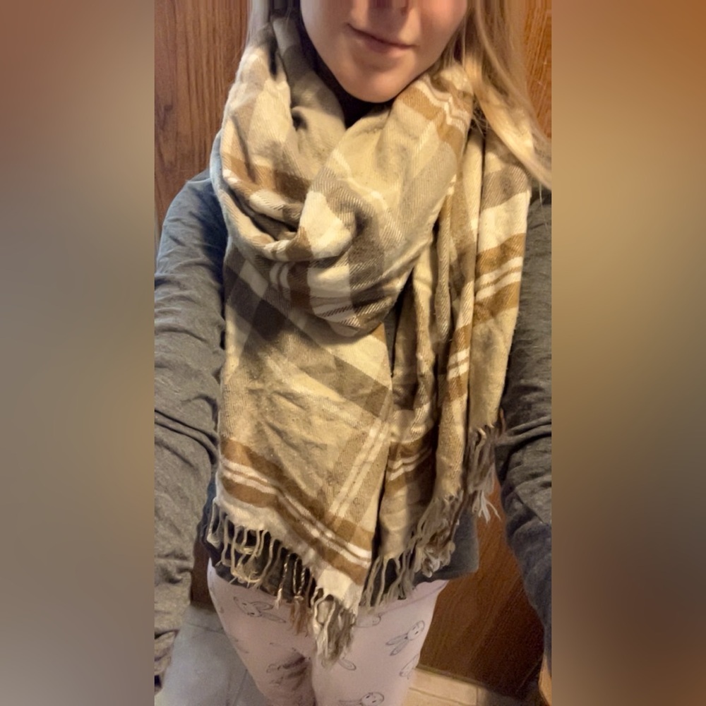 🍂EUC Super cozy patterned Scarf Blanket with tassels